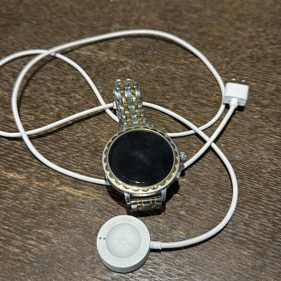 The Kate Spade Scallop Smartwatch DW7K1 MAY OR MAY NOT WORK - Picture 7 of 8